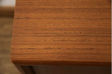 デンマークビンテージ　チーク材　北欧テイストの部屋づくりにぴったり!!木の温もり感じさせる洗練されたフォルムのサイドボード(サイドキャビネット、収納棚、戸棚、ヴィンテージ)(R-061398)