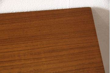 デンマークビンテージ　チーク材　北欧テイストの部屋づくりにぴったり!!木の温もり感じさせる洗練されたフォルムのサイドボード(サイドキャビネット、収納棚、戸棚、ヴィンテージ)(R-061398)