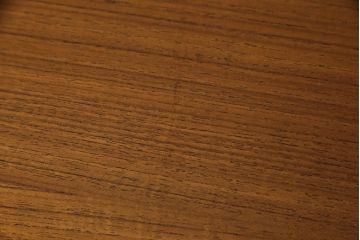 デンマークビンテージ　チーク材　北欧テイストの部屋づくりにぴったり!!木の温もり感じさせる洗練されたフォルムのサイドボード(サイドキャビネット、収納棚、戸棚、ヴィンテージ)(R-061398)