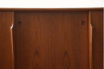 デンマークビンテージ　チーク材　北欧テイストの部屋づくりにぴったり!!木の温もり感じさせる洗練されたフォルムのサイドボード(サイドキャビネット、収納棚、戸棚、ヴィンテージ)(R-061398)