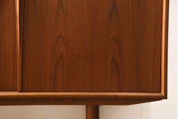 デンマークビンテージ　チーク材　北欧テイストの部屋づくりにぴったり!!木の温もり感じさせる洗練されたフォルムのサイドボード(サイドキャビネット、収納棚、戸棚、ヴィンテージ)(R-061398)