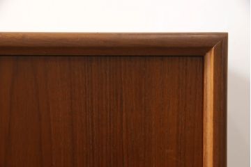 デンマークビンテージ　チーク材　北欧テイストの部屋づくりにぴったり!!木の温もり感じさせる洗練されたフォルムのサイドボード(サイドキャビネット、収納棚、戸棚、ヴィンテージ)(R-061398)