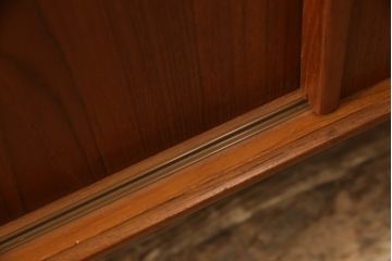 デンマークビンテージ　チーク材　北欧テイストの部屋づくりにぴったり!!木の温もり感じさせる洗練されたフォルムのサイドボード(サイドキャビネット、収納棚、戸棚、ヴィンテージ)(R-061398)