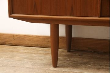デンマークビンテージ　チーク材　北欧テイストの部屋づくりにぴったり!!木の温もり感じさせる洗練されたフォルムのサイドボード(サイドキャビネット、収納棚、戸棚、ヴィンテージ)(R-061398)