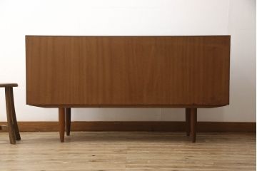 デンマークビンテージ　チーク材　北欧テイストの部屋づくりにぴったり!!木の温もり感じさせる洗練されたフォルムのサイドボード(サイドキャビネット、収納棚、戸棚、ヴィンテージ)(R-061398)