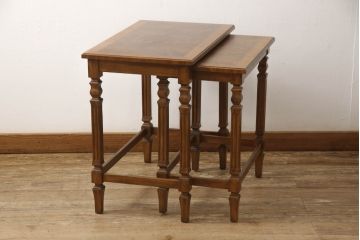 中古　DREXEL HERITAGE(ドレクセルヘリテイジ)　波打つような美しい杢目と凝った造りのデザインにこだわりを感じるネストテーブル(サイドテーブル、コーヒーテーブル、ナイトテーブル)(R-061401)