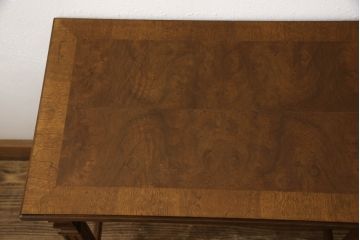 中古　DREXEL HERITAGE(ドレクセルヘリテイジ)　波打つような美しい杢目と凝った造りのデザインにこだわりを感じるネストテーブル(サイドテーブル、コーヒーテーブル、ナイトテーブル)(R-061401)