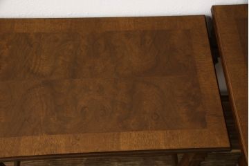 中古　DREXEL HERITAGE(ドレクセルヘリテイジ)　波打つような美しい杢目と凝った造りのデザインにこだわりを感じるネストテーブル(サイドテーブル、コーヒーテーブル、ナイトテーブル)(R-061401)