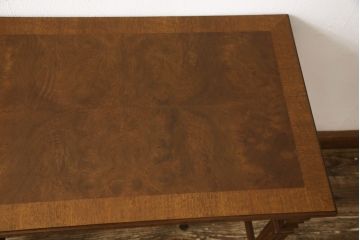 中古　DREXEL HERITAGE(ドレクセルヘリテイジ)　波打つような美しい杢目と凝った造りのデザインにこだわりを感じるネストテーブル(サイドテーブル、コーヒーテーブル、ナイトテーブル)(R-061401)
