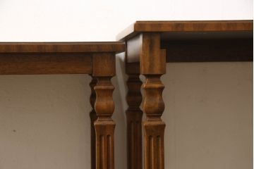 中古　DREXEL HERITAGE(ドレクセルヘリテイジ)　波打つような美しい杢目と凝った造りのデザインにこだわりを感じるネストテーブル(サイドテーブル、コーヒーテーブル、ナイトテーブル)(R-061401)