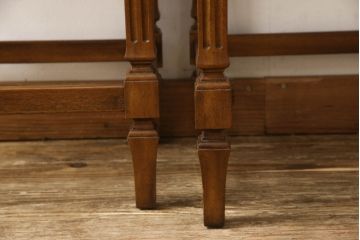 中古　DREXEL HERITAGE(ドレクセルヘリテイジ)　波打つような美しい杢目と凝った造りのデザインにこだわりを感じるネストテーブル(サイドテーブル、コーヒーテーブル、ナイトテーブル)(R-061401)