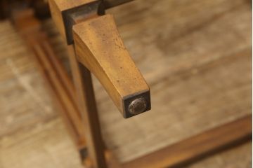 中古　DREXEL HERITAGE(ドレクセルヘリテイジ)　波打つような美しい杢目と凝った造りのデザインにこだわりを感じるネストテーブル(サイドテーブル、コーヒーテーブル、ナイトテーブル)(R-061401)