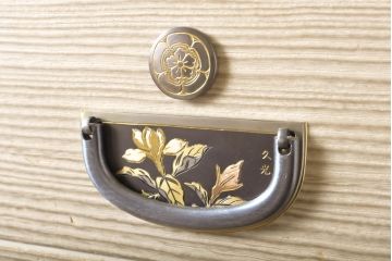 中古　東京の伝統工芸　桐の名門相徳(あいとく)　桐箪笥　引き出しの透かしの意匠が粋なチェスト(並厚、桐たんす、引き出し、着物箪笥、衣装箪笥、和タンス)(R-061405)