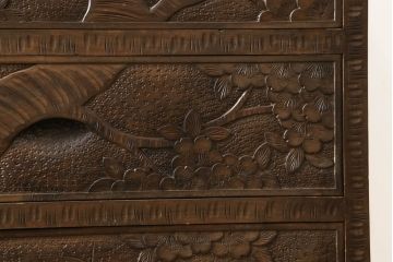 中古　軽井沢彫り　満開の桜の彫刻が見事なチェスト(和たんす、引き出し、衣装箪笥、整理箪笥、サイドチェスト)(R-061406)