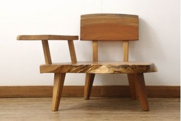 中古　国産　手造り工芸家具　総欅(ケヤキ)材　木のぬくもり感じる個性的なアームチェア(木製チェア、椅子、イス、高座椅子、安楽椅子、板座チェア)(R-061408)