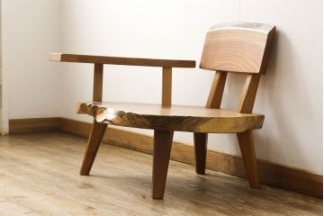 中古　国産　手造り工芸家具　総欅(ケヤキ)材　木のぬくもり感じる個性的なアームチェア(木製チェア、椅子、イス、高座椅子、安楽椅子、板座チェア)(R-061408)