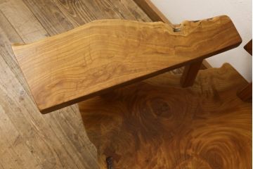 中古　国産　手造り工芸家具　総欅(ケヤキ)材　木のぬくもり感じる個性的なアームチェア(木製チェア、椅子、イス、高座椅子、安楽椅子、板座チェア)(R-061408)