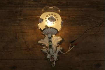 中古　美品　イタリア　カポディモンテ　ロココ　花瓶のようなガラスシェードが可愛らしい磁器製ウォールランプ(ウォールライト、壁掛け照明、壁付け照明)(R-061414)