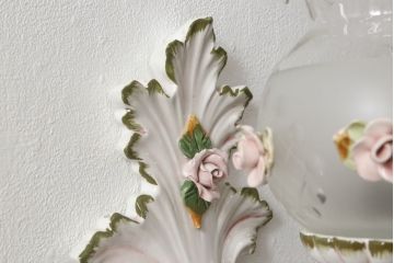 中古　美品　イタリア　カポディモンテ　ロココ　花瓶のようなガラスシェードが可愛らしい磁器製ウォールランプ(ウォールライト、壁掛け照明、壁付け照明)(R-061414)