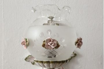 中古　美品　イタリア　カポディモンテ　ロココ　花瓶のようなガラスシェードが可愛らしい磁器製ウォールランプ(ウォールライト、壁掛け照明、壁付け照明)(R-061414)