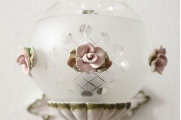 中古　美品　イタリア　カポディモンテ　ロココ　花瓶のようなガラスシェードが可愛らしい磁器製ウォールランプ(ウォールライト、壁掛け照明、壁付け照明)(R-061414)