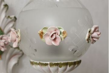 中古　美品　イタリア　カポディモンテ　ロココ　花瓶のようなガラスシェードが可愛らしい磁器製ウォールランプ(ウォールライト、壁掛け照明、壁付け照明)(R-061414)