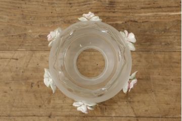 中古　美品　イタリア　カポディモンテ　ロココ　花瓶のようなガラスシェードが可愛らしい磁器製ウォールランプ(ウォールライト、壁掛け照明、壁付け照明)(R-061414)