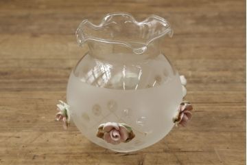 中古　美品　イタリア　カポディモンテ　ロココ　花瓶のようなガラスシェードが可愛らしい磁器製ウォールランプ(ウォールライト、壁掛け照明、壁付け照明)(R-061414)