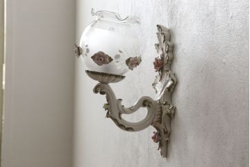 中古　美品　イタリア　カポディモンテ　ロココ　花瓶のようなガラスシェードが可愛らしい磁器製ウォールランプ(ウォールライト、壁掛け照明、壁付け照明)(R-061415)