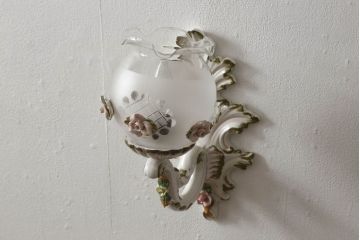 中古　美品　イタリア　カポディモンテ　ロココ　花瓶のようなガラスシェードが可愛らしい磁器製ウォールランプ(ウォールライト、壁掛け照明、壁付け照明)(R-061415)