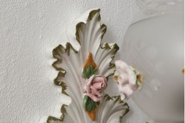 中古　美品　イタリア　カポディモンテ　ロココ　花瓶のようなガラスシェードが可愛らしい磁器製ウォールランプ(ウォールライト、壁掛け照明、壁付け照明)(R-061415)
