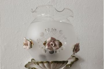 中古　美品　イタリア　カポディモンテ　ロココ　花瓶のようなガラスシェードが可愛らしい磁器製ウォールランプ(ウォールライト、壁掛け照明、壁付け照明)(R-061415)