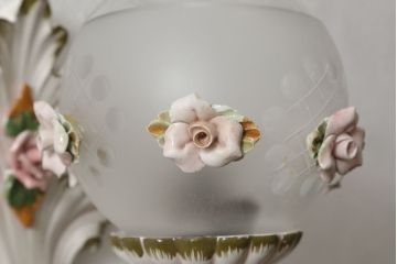 中古　美品　イタリア　カポディモンテ　ロココ　花瓶のようなガラスシェードが可愛らしい磁器製ウォールランプ(ウォールライト、壁掛け照明、壁付け照明)(R-061415)