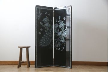 中古　美品　ラデン細工　孔雀の美しい翼が描かれた折り畳み衝立て(つい立て、パーテーション、折りたたみ)(R-061418)