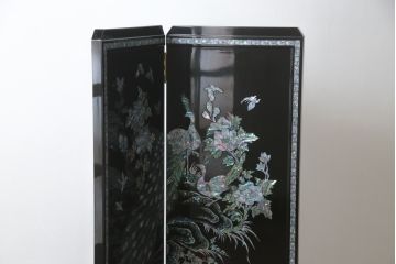 中古　美品　ラデン細工　孔雀の美しい翼が描かれた折り畳み衝立て(つい立て、パーテーション、折りたたみ)(R-061418)