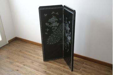中古　美品　ラデン細工　孔雀の美しい翼が描かれた折り畳み衝立て(つい立て、パーテーション、折りたたみ)(R-061418)