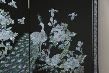 中古　美品　ラデン細工　孔雀の美しい翼が描かれた折り畳み衝立て(つい立て、パーテーション、折りたたみ)(R-061418)