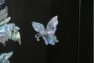 中古　美品　ラデン細工　孔雀の美しい翼が描かれた折り畳み衝立て(つい立て、パーテーション、折りたたみ)(R-061418)