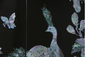 中古　美品　ラデン細工　孔雀の美しい翼が描かれた折り畳み衝立て(つい立て、パーテーション、折りたたみ)(R-061418)