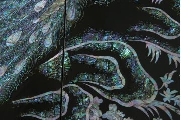 中古　美品　ラデン細工　孔雀の美しい翼が描かれた折り畳み衝立て(つい立て、パーテーション、折りたたみ)(R-061418)