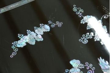 中古　韓国民芸家具　華やかな螺鈿(ラデン)細工が目を惹く座卓(ローテーブル、センターテーブル)(R-061419)