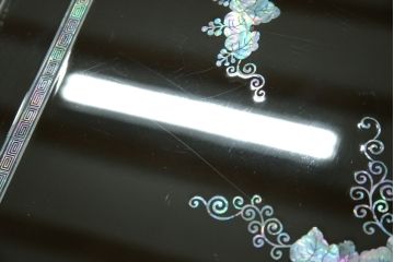中古　韓国民芸家具　華やかな螺鈿(ラデン)細工が目を惹く座卓(ローテーブル、センターテーブル)(R-061419)