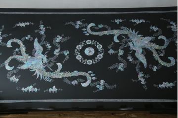 中古　韓国民芸家具　華やかな螺鈿(ラデン)細工が目を惹く座卓(ローテーブル、センターテーブル)(R-061419)