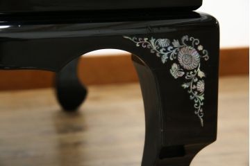 中古　韓国民芸家具　華やかな螺鈿(ラデン)細工が目を惹く座卓(ローテーブル、センターテーブル)(R-061419)