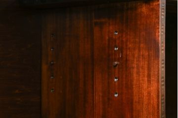 中古　軽井沢彫り　隅々まで施された桜の彫刻が美しい収納棚(戸棚、飾り棚、キャビネット)(R-061425)