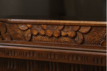 中古　軽井沢彫り　隅々まで施された桜の彫刻が美しい収納棚(戸棚、飾り棚、キャビネット)(R-061425)