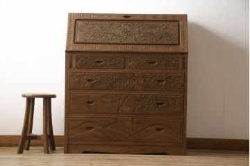 中古　美品　軽井沢彫り　凝った彫刻が美しく和室にも洋室にも合うのが嬉しい収納付きライティングビューロー(簿記机、ワークデスク、在宅用、在宅ワーク用、引き出し、サイドチェスト)(R-061426)