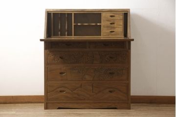 中古　美品　軽井沢彫り　凝った彫刻が美しく和室にも洋室にも合うのが嬉しい収納付きライティングビューロー(簿記机、ワークデスク、在宅用、在宅ワーク用、引き出し、サイドチェスト)(R-061426)