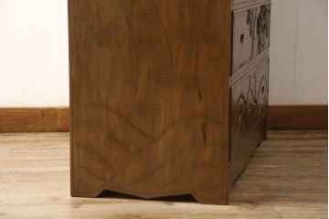 中古　美品　軽井沢彫り　凝った彫刻が美しく和室にも洋室にも合うのが嬉しい収納付きライティングビューロー(簿記机、ワークデスク、在宅用、在宅ワーク用、引き出し、サイドチェスト)(R-061426)