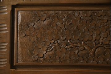中古　美品　軽井沢彫り　凝った彫刻が美しく和室にも洋室にも合うのが嬉しい収納付きライティングビューロー(簿記机、ワークデスク、在宅用、在宅ワーク用、引き出し、サイドチェスト)(R-061426)